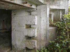 Ligne Maginot - LE CORBEAU - (Blockhaus pour canon) - L'entrée avec un créneau FM à droite