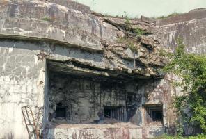 Ligne Maginot - BOVENBERG - A27 - (Ouvrage d'infanterie) - Bloc 3
Façade Sud
Le bloc a souffert des tirs directs sur sa façade
