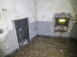 Ligne Maginot - RODIGNIES EST - (Casemate d'infanterie - Double) - Chambre de tir mitrailleuse droite, à gauche l'urinoir