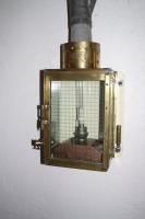 Ligne Maginot - Casemate d'Oberroerdern Sud - Lampe de casemate GILLET EPERVIER & Cie
Ces lampes à pétrole sont destinées à l'éclairage normal de la casemate lorsque le groupe ne tourne pas