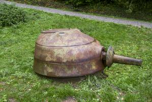 Ligne Maginot - SIMSERHOF - (Ouvrage d'artillerie) - Tourelle démontable exposée devant l'EM