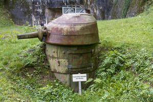 Ligne Maginot - SIMSERHOF - (Ouvrage d'artillerie) - Tourelle démontable exposée devant l'EM