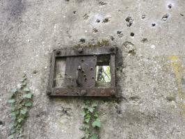 Ligne Maginot - LANGENSOULTZBACH - (Stand de tir) - Le créneau dans le mur d'aile gauche équipée d'un volet blindé