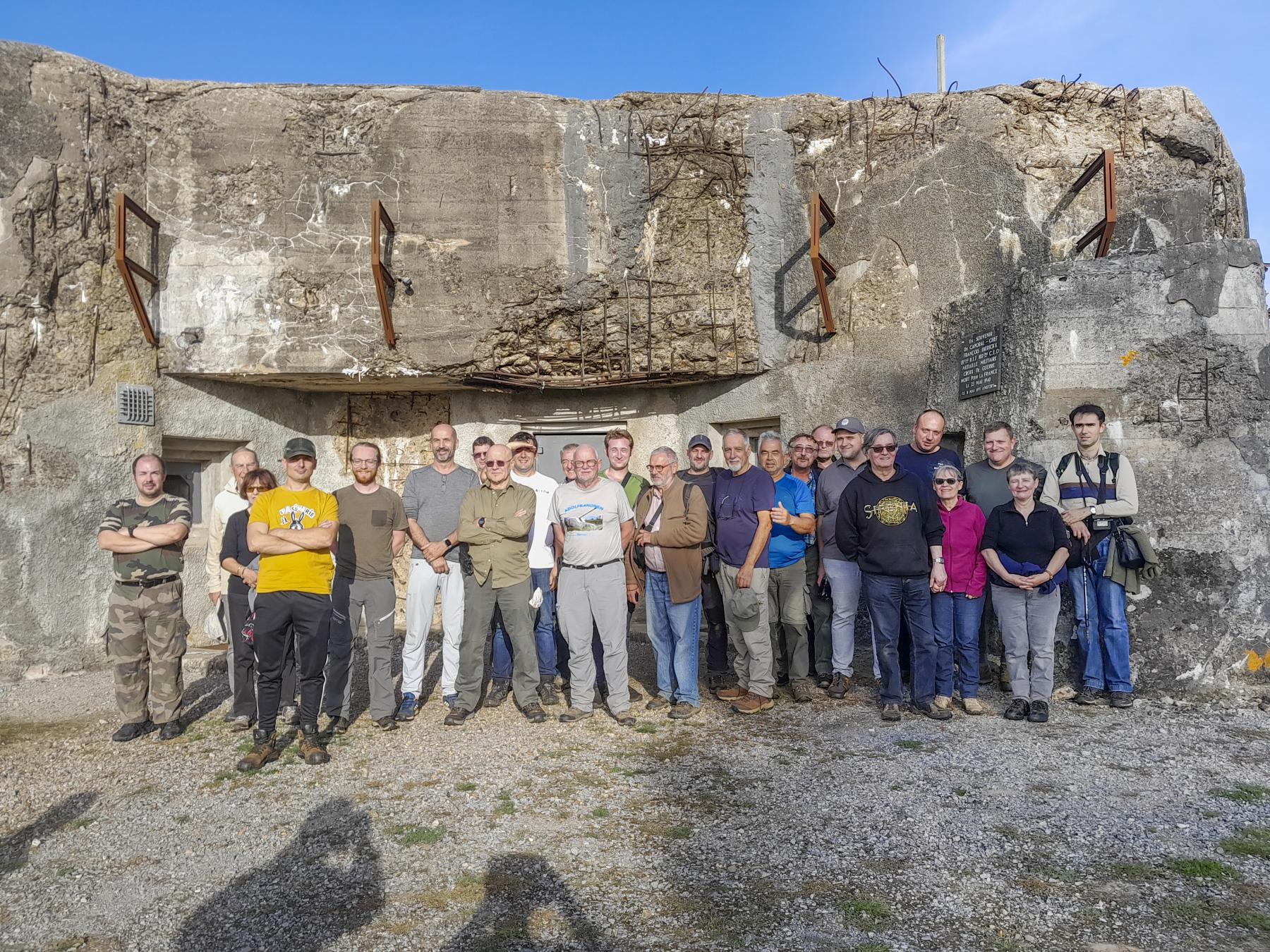 Ligne Maginot - La vie associative - WE octobre 2023 dans le nord - Le groupe devant la casemate du Cimetière du Mont des Bruyères à Saint-Amand ls Eaux