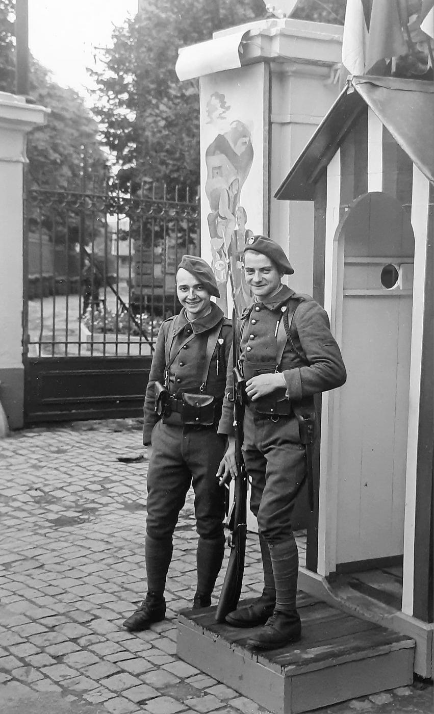 Ligne Maginot - CASERNE TEYSSIER - 37°RIF - (Camp de sureté) - La garde à l'entrée de la caserne - Inconnu