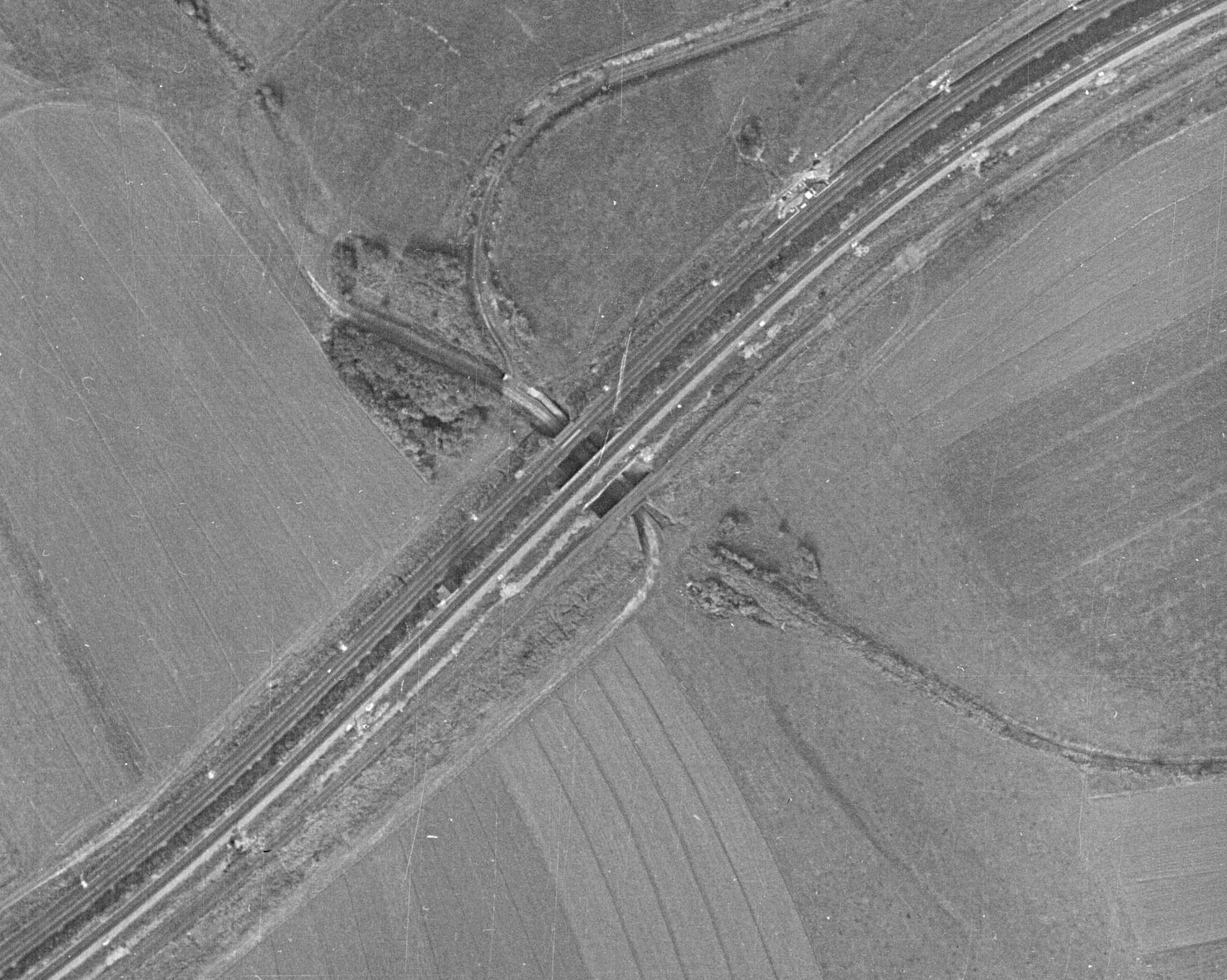 Ligne Maginot - VF60 - ROCADE SAINT-HUBERT / BOULANGE / MANCE - PARTIE SFCR - (RESEAU - Voie 60 - Antenne ou rocade ferroviaire) - Photo aérienne du passage sous VF de Sancy en  1954 - Inconnu