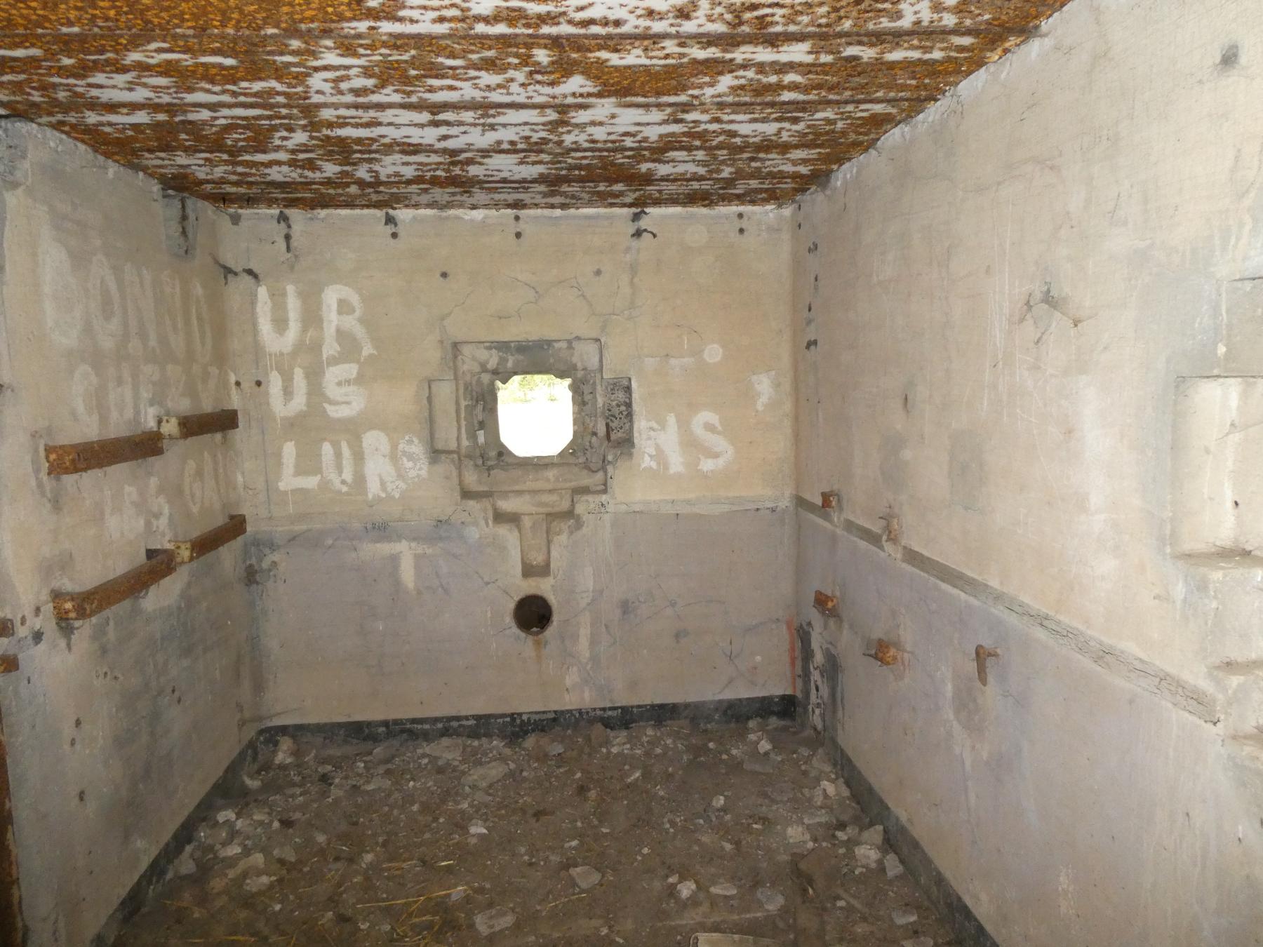 Ligne Maginot - TRINQUETTE - (Casemate d'infanterie - Simple) - Emplacement du deuxième créneau FM - ELLENA Daniel - CUNY Philippe