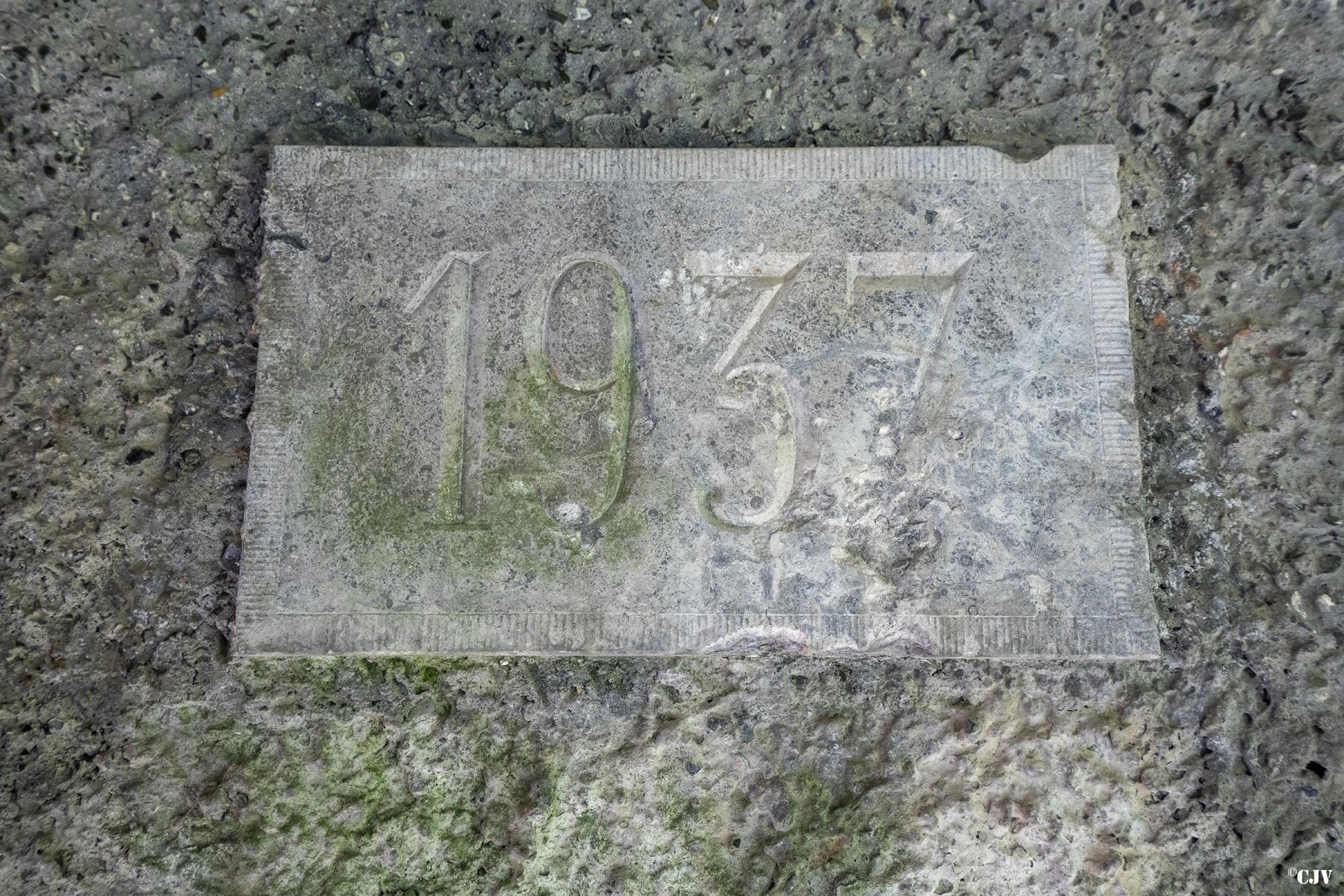 Ligne Maginot - RODIGNIES EST - (Casemate d'infanterie - Double) - Cartouche avec l'année de construction - Lia VERMEULEN