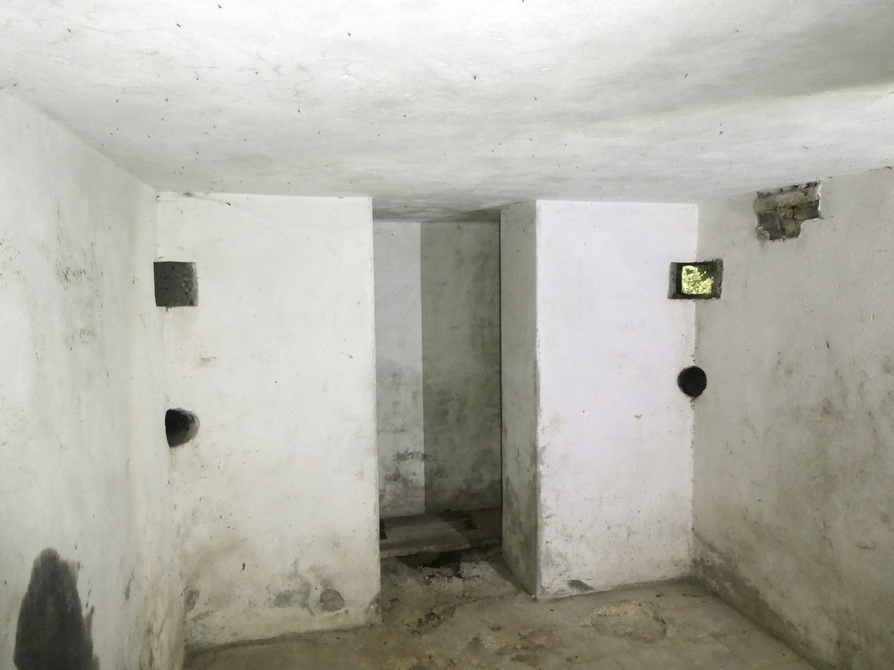 Ligne Maginot - L’ALOUETTE - (Abri) - L'abri avec dans les angles les créneaux de défense des entrées - ELLENA Daniel - CUNY Philippe 