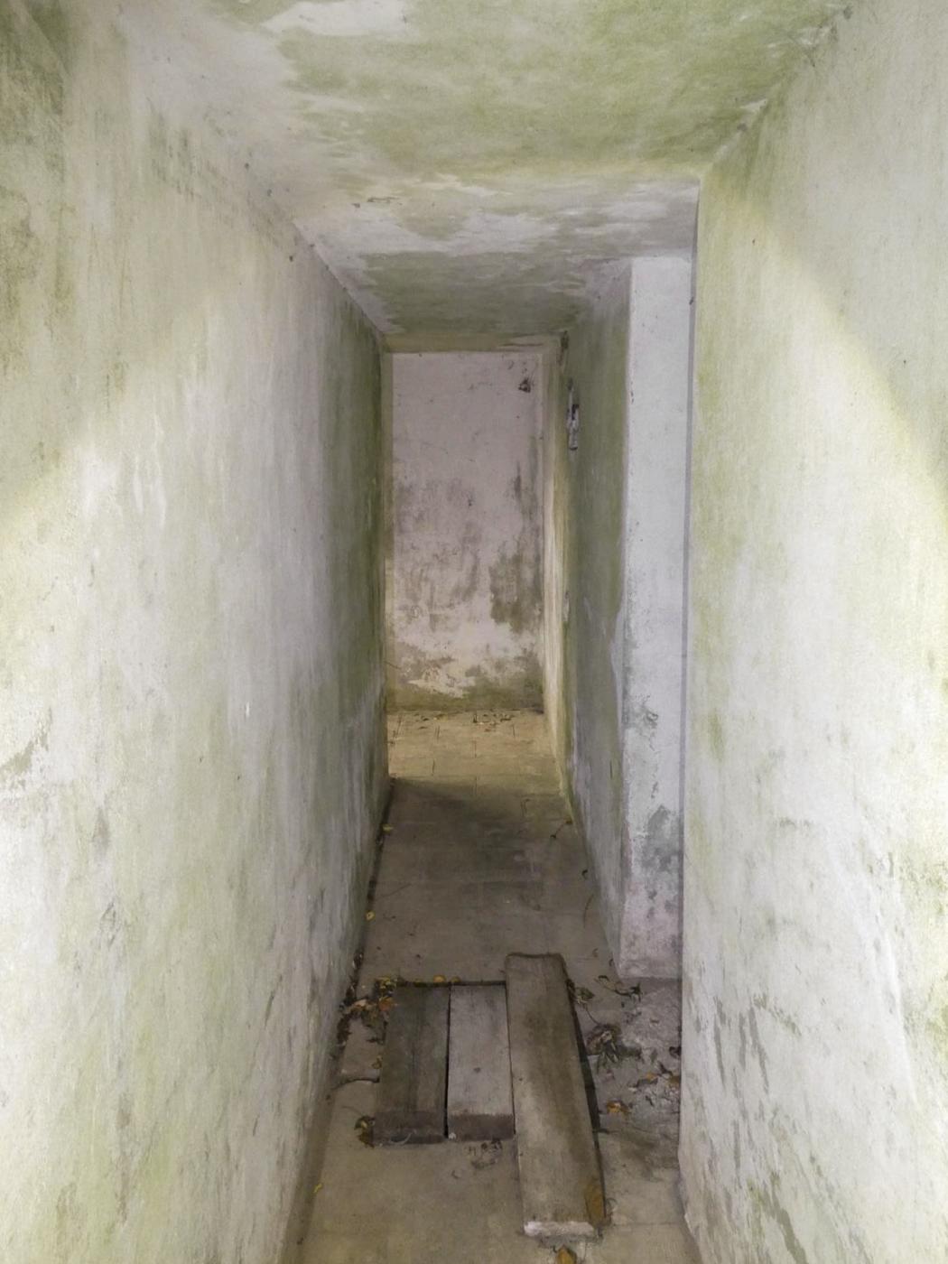 Ligne Maginot - L’ALOUETTE - (Abri) - Le couloir de jonction entre les deux entrées et l'abri - ELLENA Daniel - CUNY Philippe 