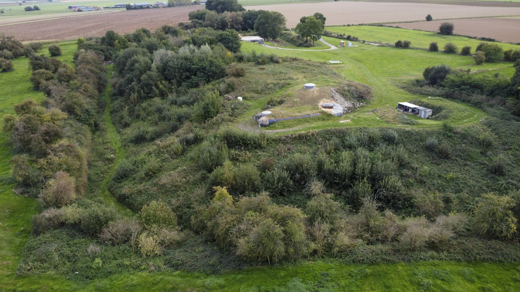 Ligne Maginot - LA SALMAGNE - (Ouvrage d'infanterie) - Bloc 1, en arrière plan le bloc 2
A gauche le fossé de l'ancien fort - ELLENA Daniel - CUNY Philippe 