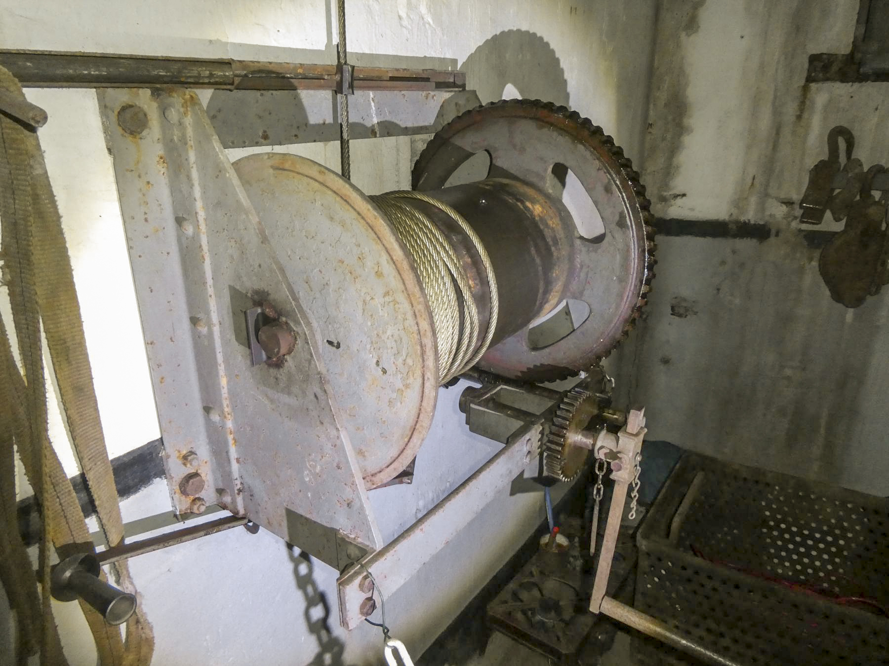 Ligne Maginot - LA SALMAGNE - (Ouvrage d'infanterie) - Bloc 2
Un treuil - ELLENA Daniel - CUNY Philippe 