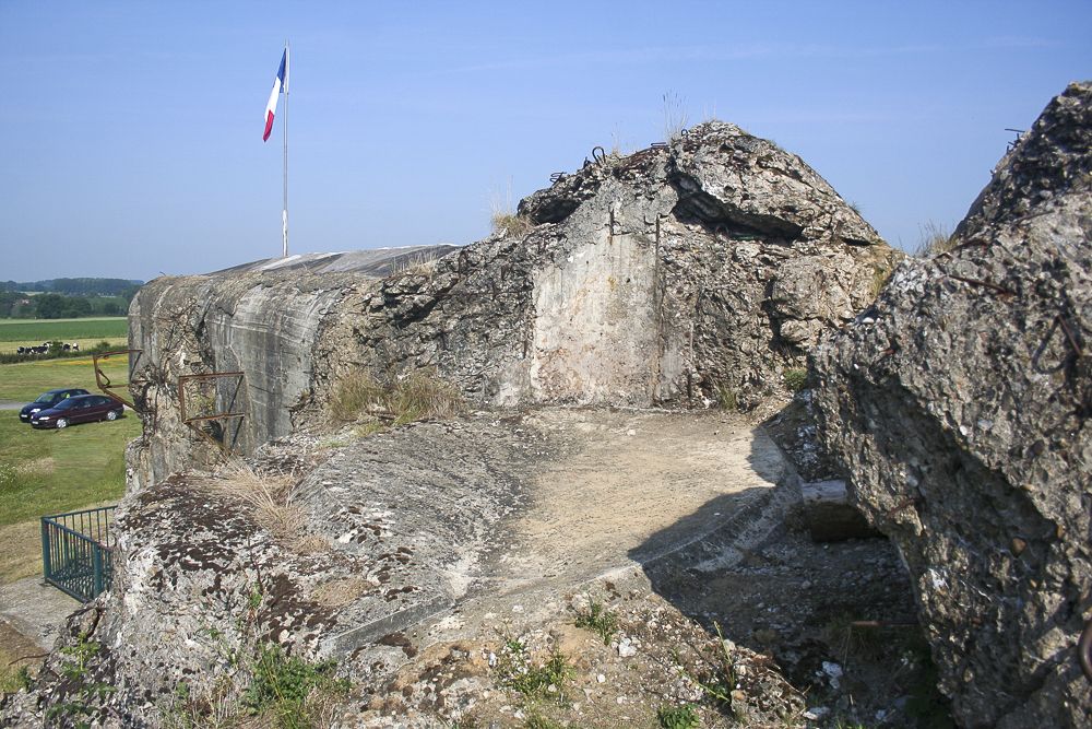 Ligne Maginot - LA SALMAGNE - (Ouvrage d'infanterie) - Bloc 2
Le bloc est dans l'état d'avant la reconstruction et mise en place d'une nouvelle cloche (dont on voit aussi le puits, explosé)
