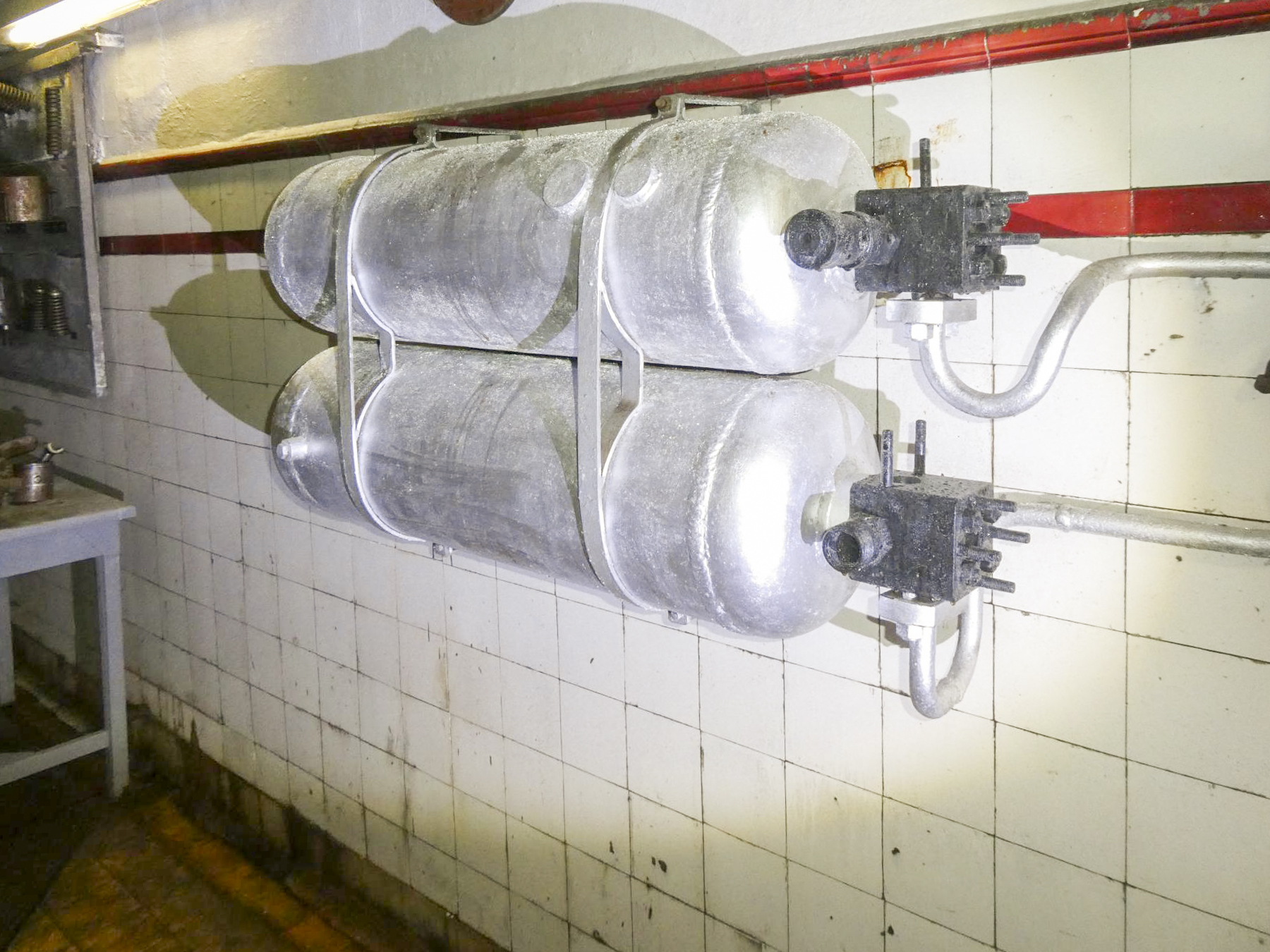 Ligne Maginot - LA SALMAGNE - (Ouvrage d'infanterie) - Bouteilles d'air comprimé pour le lancement des moteurs - ELLENA Daniel - CUNY Philippe 