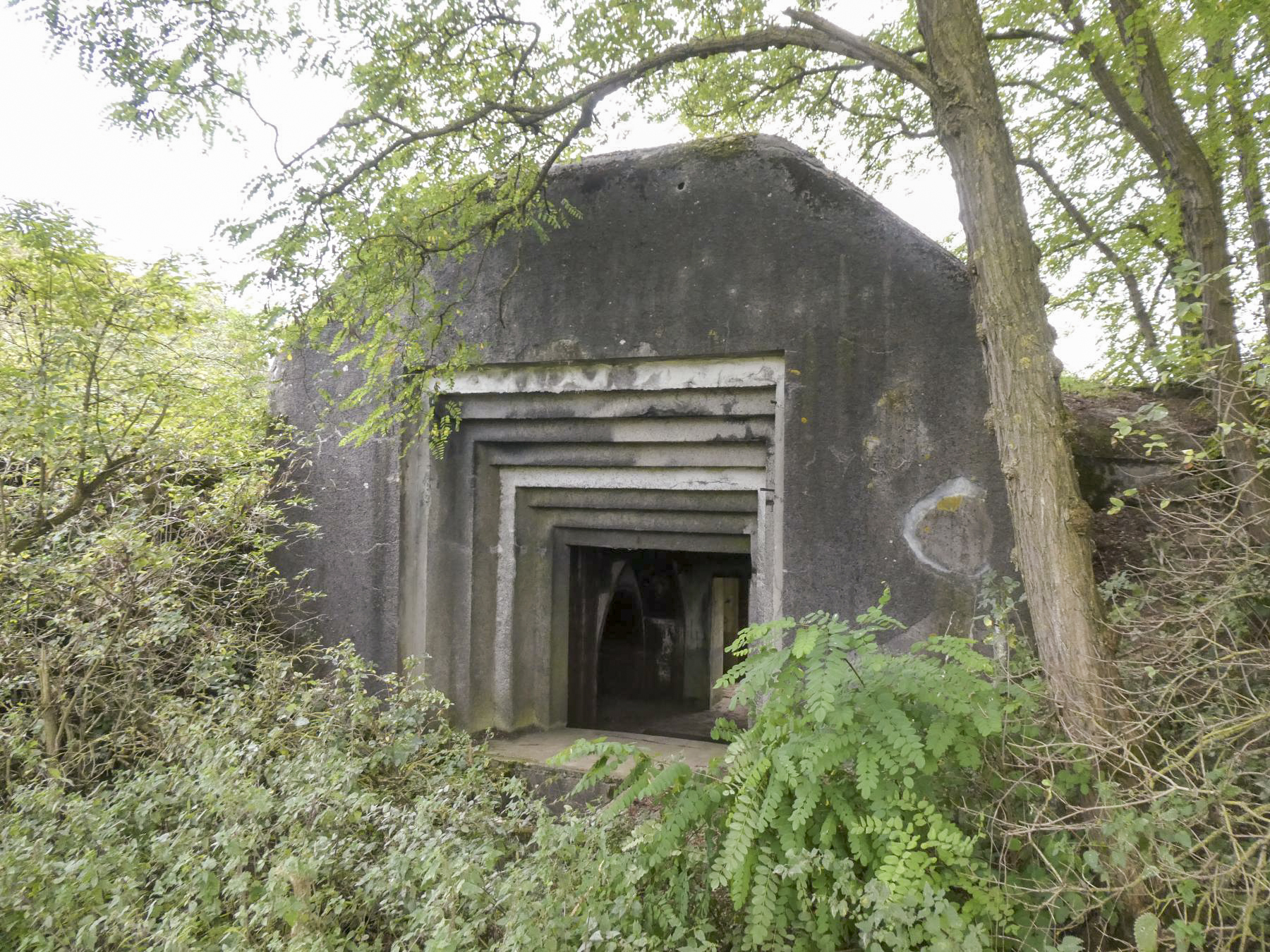 Ligne Maginot - SUD OUEST DE MAULDE - CASEMATE DE 155 - (Casemate d'artillerie) - L'embrasure non protégée est très proche de certains types de blocs d'artillerie du Westwall (Type 30a pour canon long de 170 en particulier) - ELLENA Daniel - CUNY Philippe 