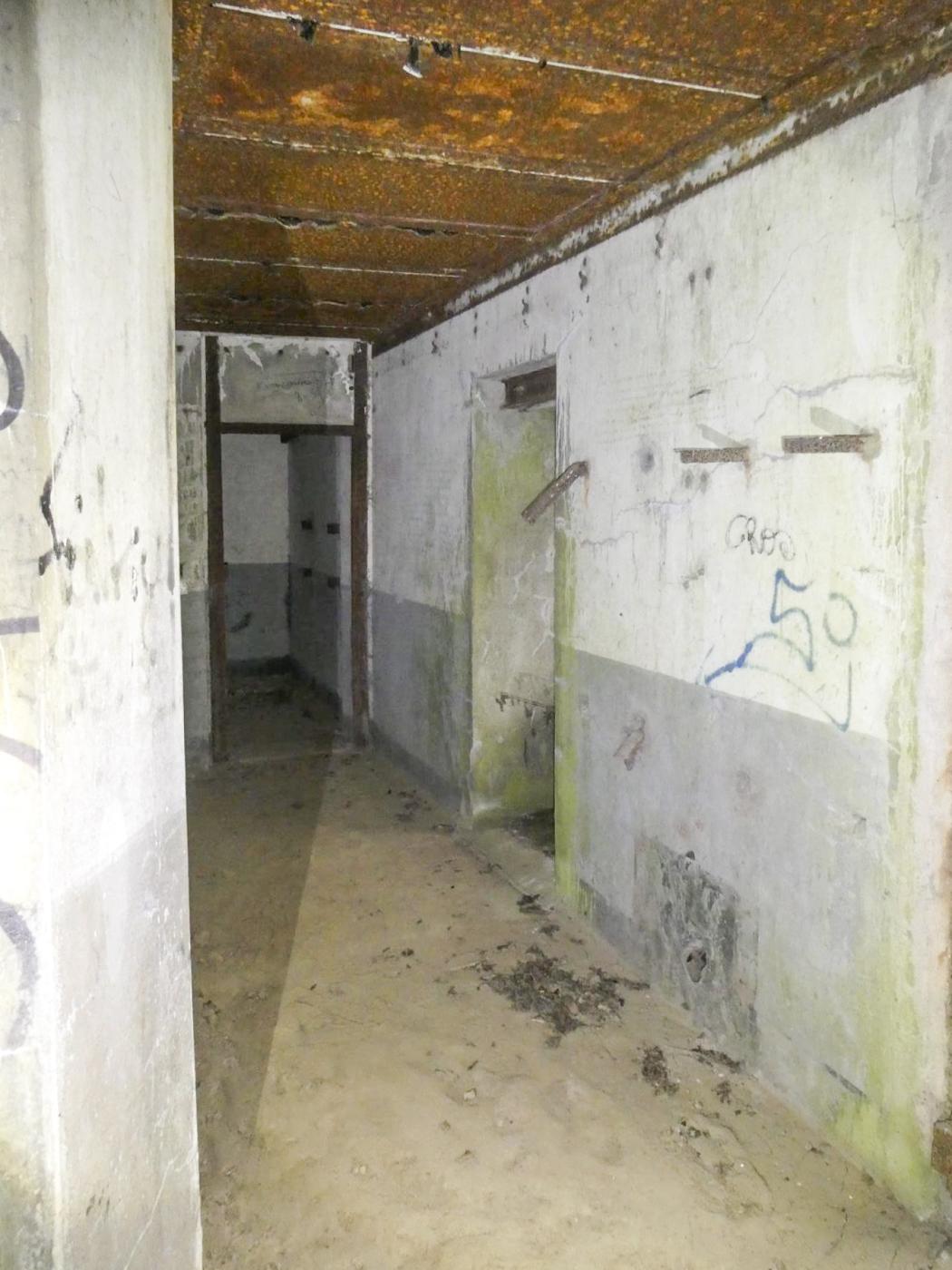 Ligne Maginot - SUD OUEST DE MAULDE - CASEMATE DE 155 - (Casemate d'artillerie) - Couloir coté droit vers le PC et le local à obus - ELLENA Daniel - CUNY Philippe 