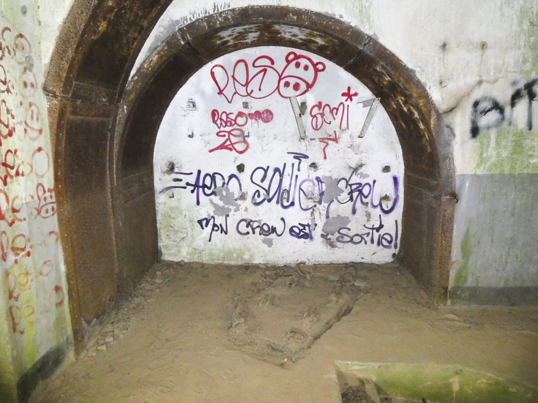 Ligne Maginot - SUD OUEST DE MAULDE - CASEMATE DE 155 - (Casemate d'artillerie) - Un des deux emplacements pour les bêches du canon - ELLENA Daniel - CUNY Philippe 