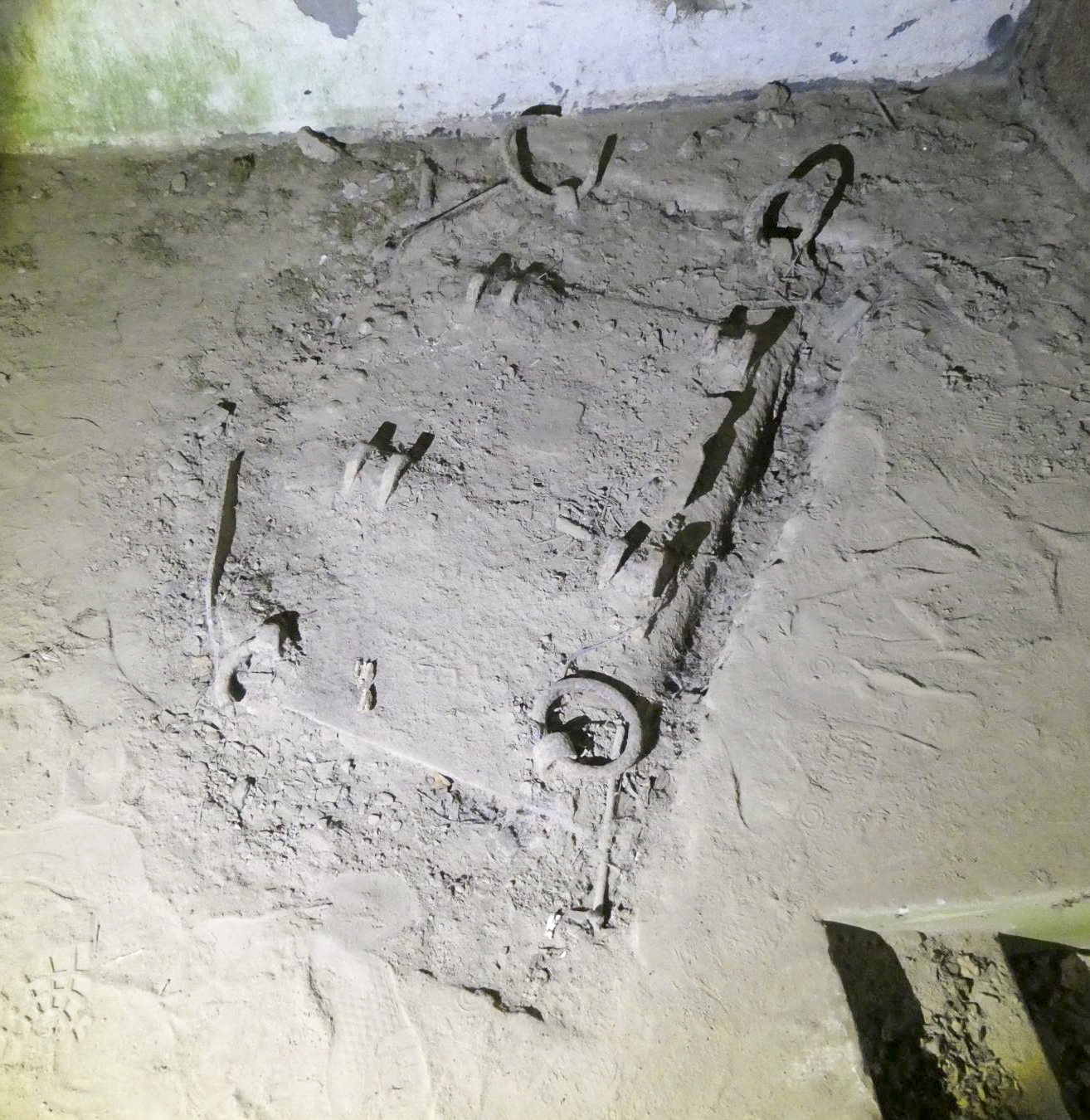 Ligne Maginot - SUD OUEST DE MAULDE - CASEMATE DE 155 - (Casemate d'artillerie) -  Système de fixation pour une des bêches du canon - ELLENA Daniel - CUNY Philippe 