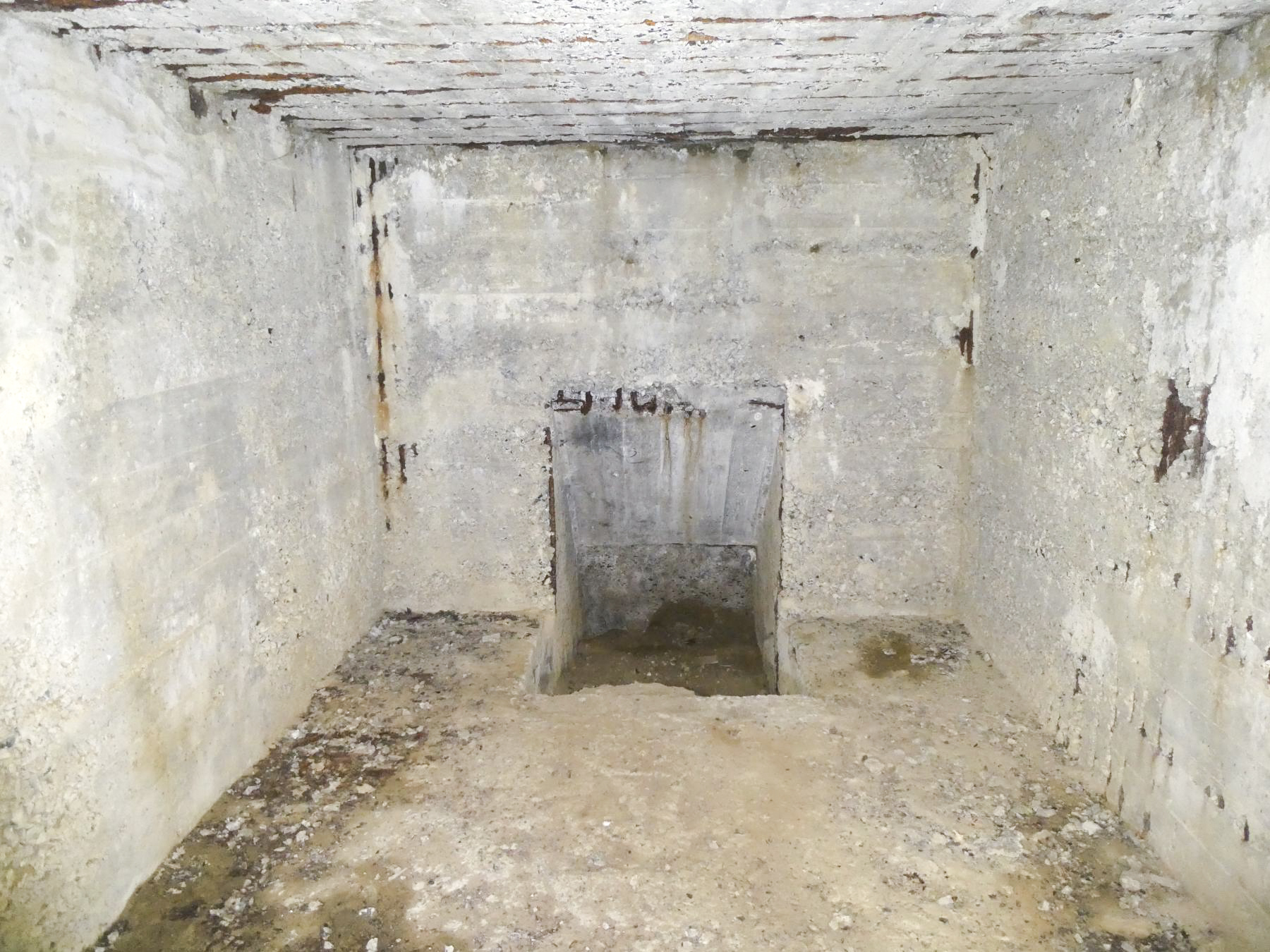 Ligne Maginot - L'ALOUETTE - (Blockhaus pour arme infanterie) - Le second accès au fond de l'abri (remblayé) - ELLENA Daniel - CUNY Philippe 