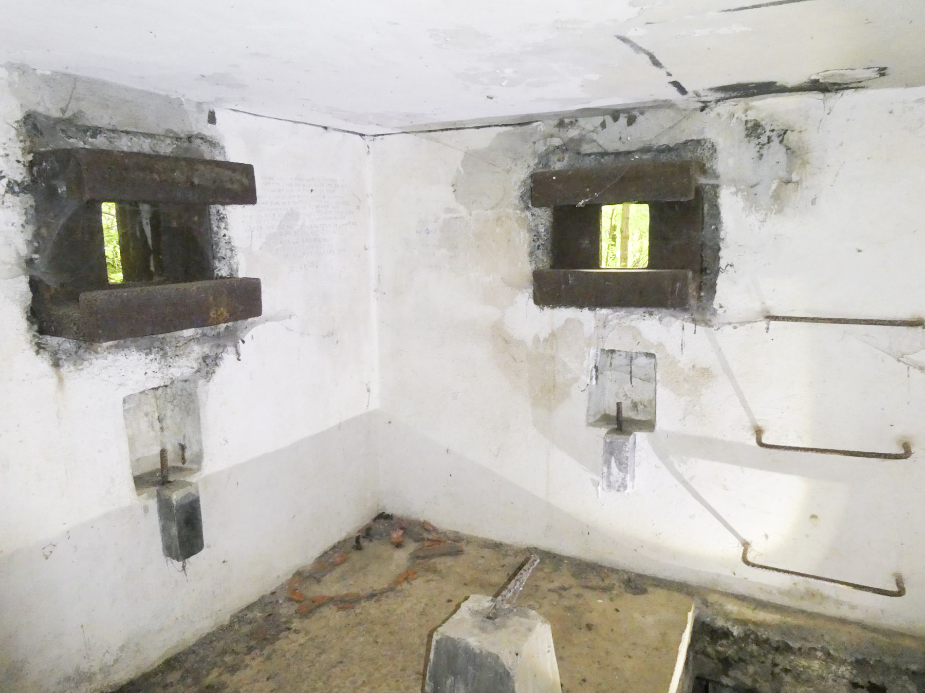 Ligne Maginot - L'ALOUETTE - (Blockhaus pour arme infanterie) - Deux des quatre trémies 'Type Condé'.
A droite l'accès en puits depuis l'abri - ELLENA Daniel - CUNY Philippe 