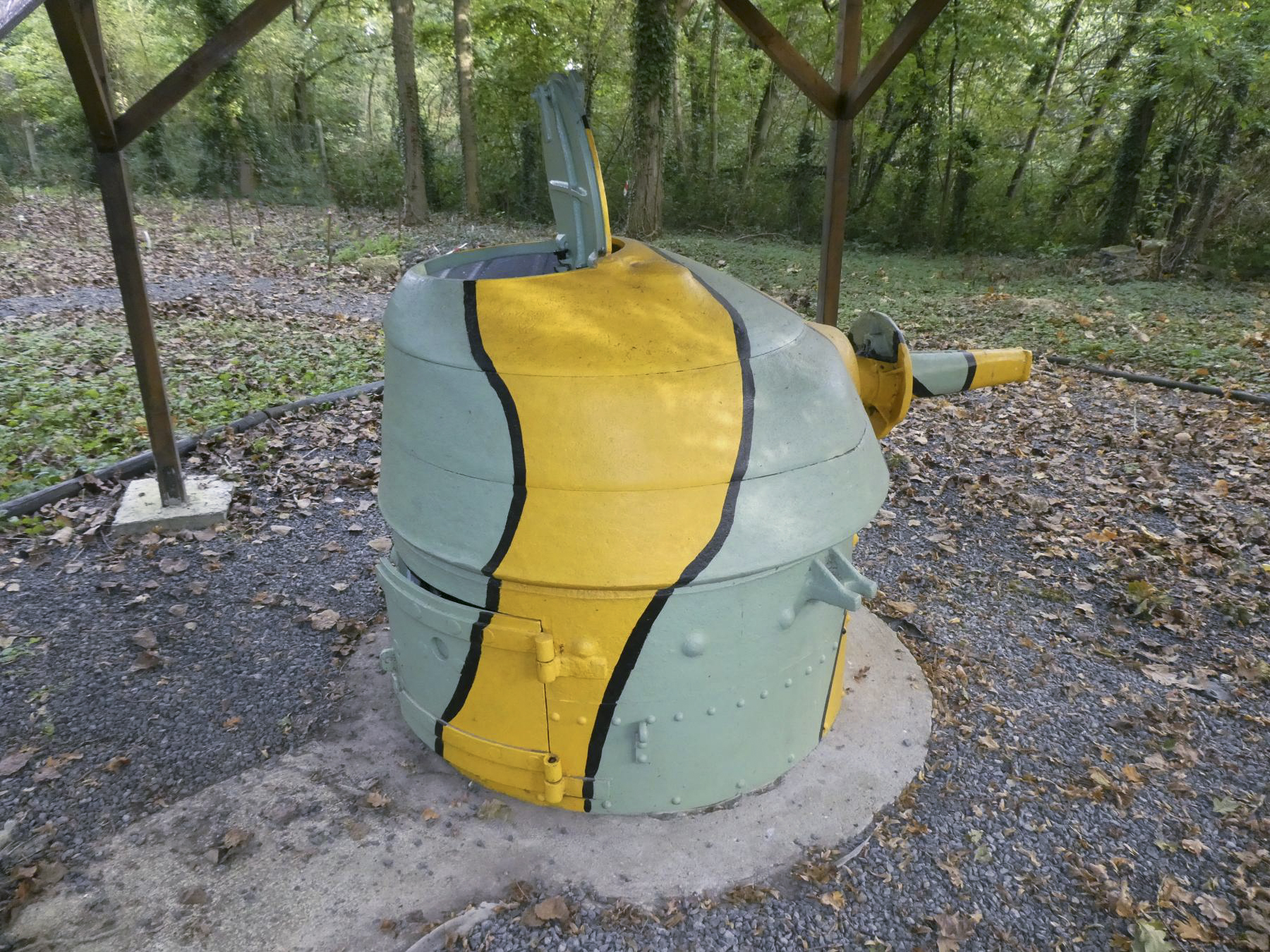 Ligne Maginot - CIMETIERE DU MONT DES BRUYERES - C2 - (Casemate d'infanterie - Simple) - En exposition: tourelle démontable rénovée  - ELLENA Daniel - CUNY Philippe