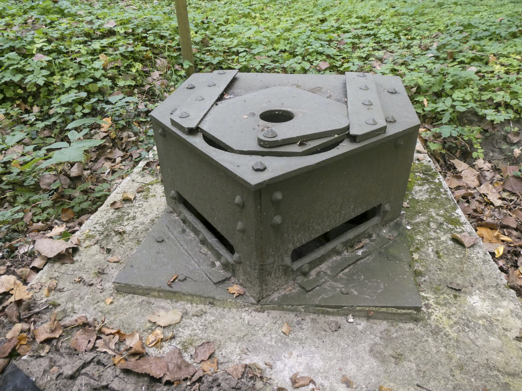 Ligne Maginot - CIMETIERE DU MONT DES BRUYERES - C2 - (Casemate d'infanterie - Simple) - En exposition: guérite pentagonale observatoire