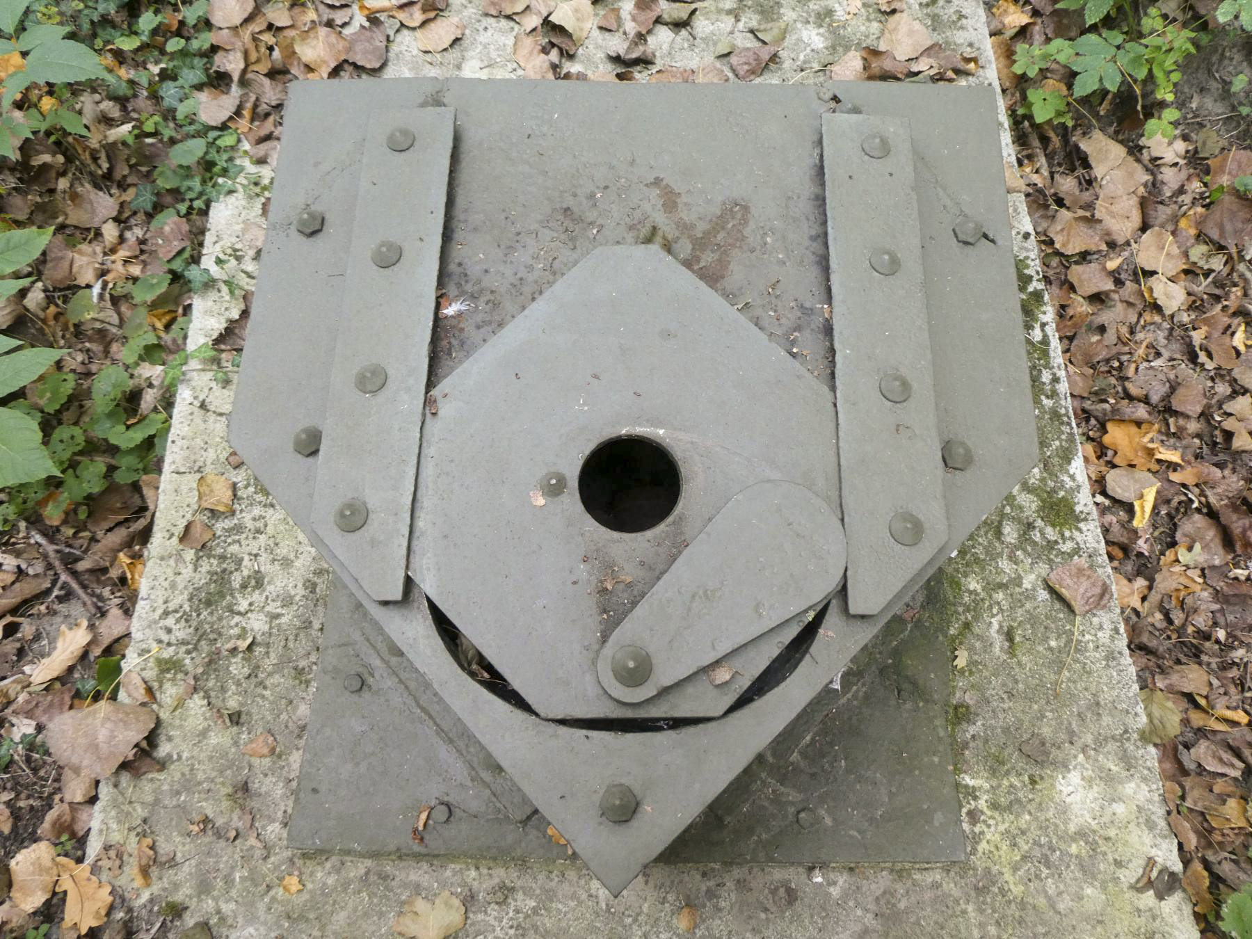 Ligne Maginot - CIMETIERE DU MONT DES BRUYERES - C2 - (Casemate d'infanterie - Simple) - En exposition: guérite pentagonale observatoire