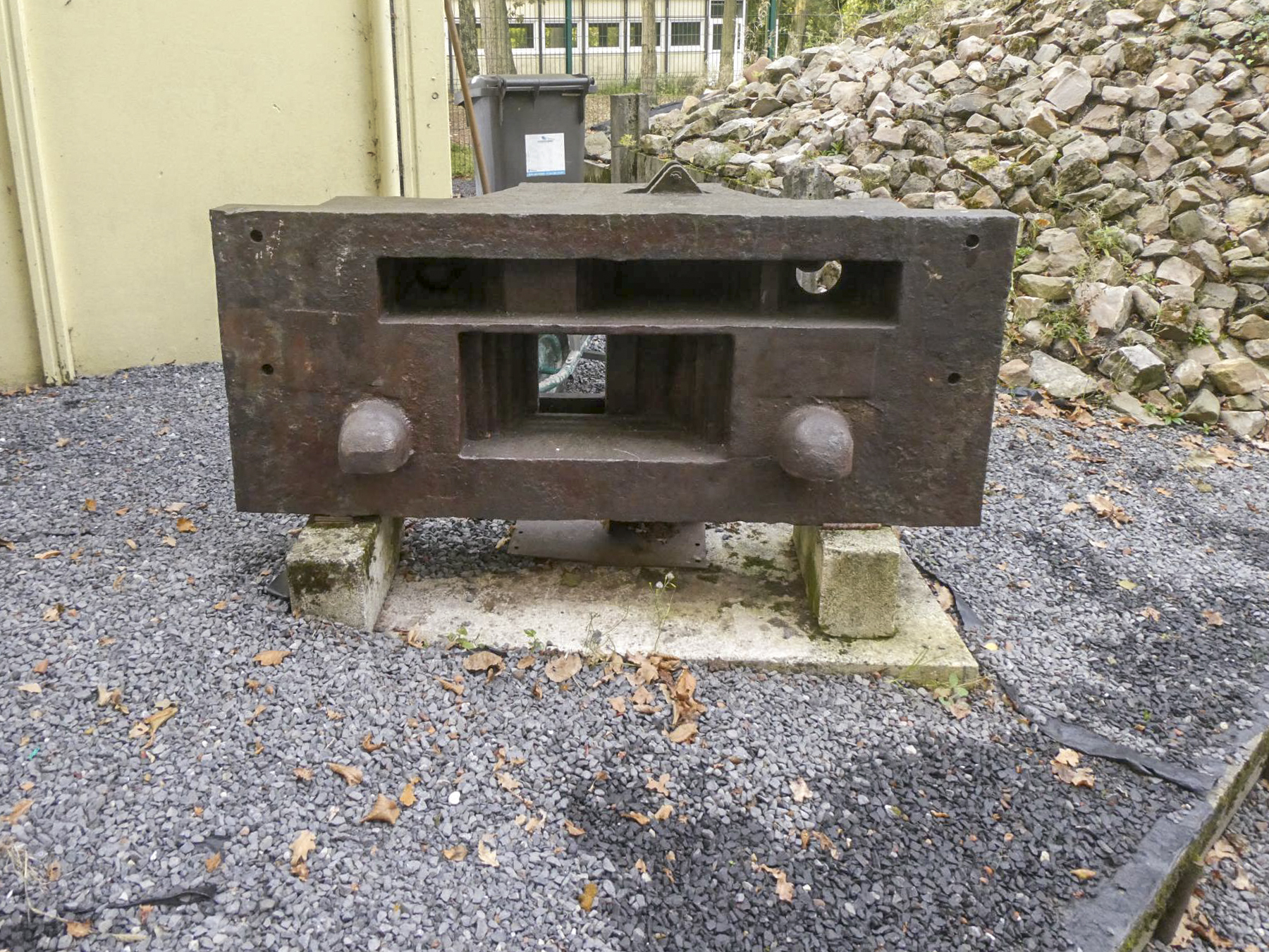 Ligne Maginot - CIMETIERE DU MONT DES BRUYERES - C2 - (Casemate d'infanterie - Simple) - En exposition: trémie Pamart-Lemaigre