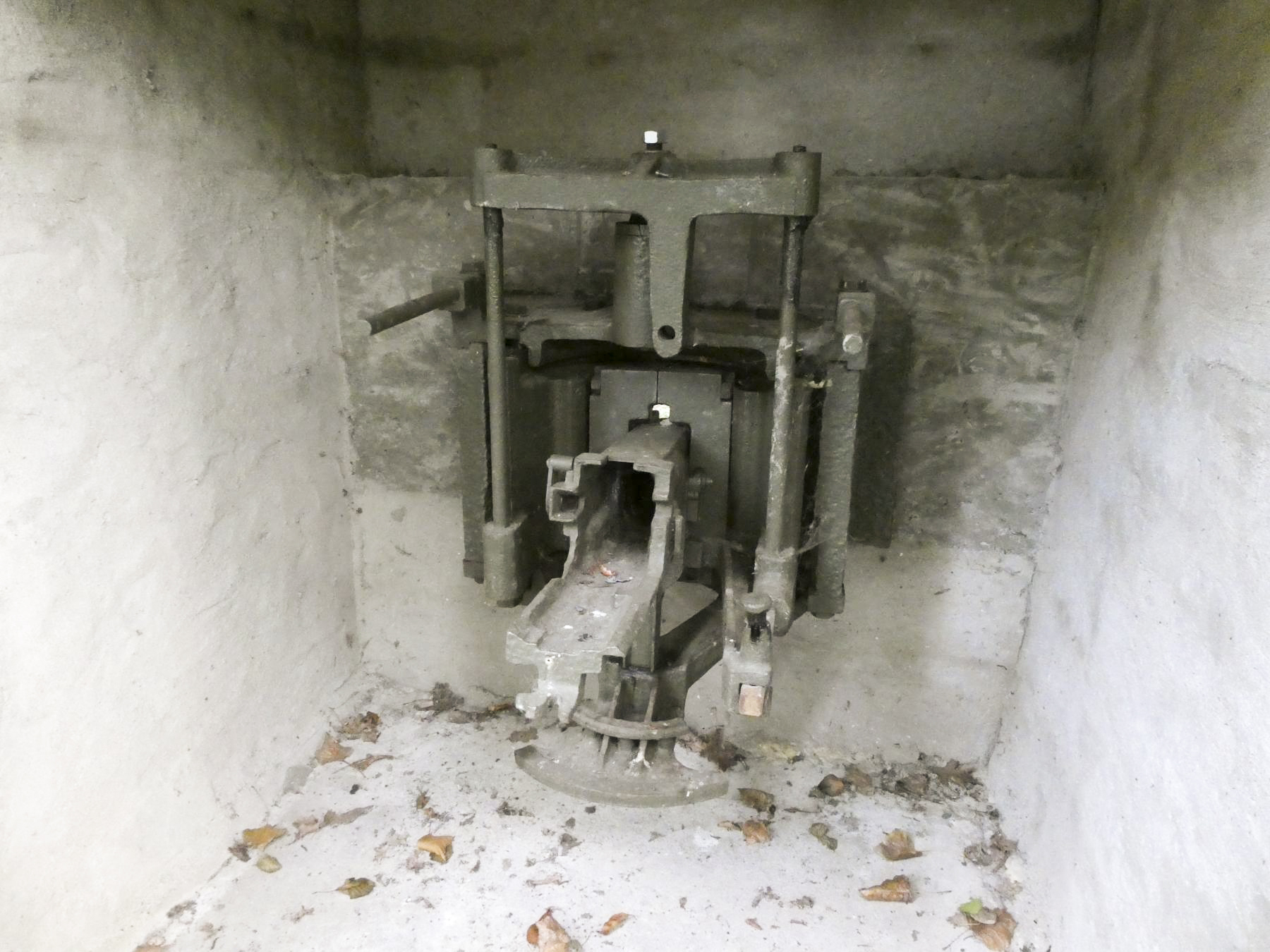 Ligne Maginot - CIMETIERE DU MONT DES BRUYERES - C2 - (Casemate d'infanterie - Simple) - En exposition: affût type Lille pour mitrailleuse Hotchkiss