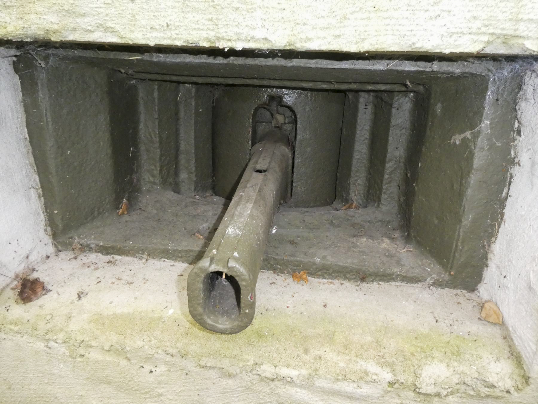 Ligne Maginot - CIMETIERE DU MONT DES BRUYERES - C2 - (Casemate d'infanterie - Simple) - En exposition: affût type Lille pour mitrailleuse Hotchkiss