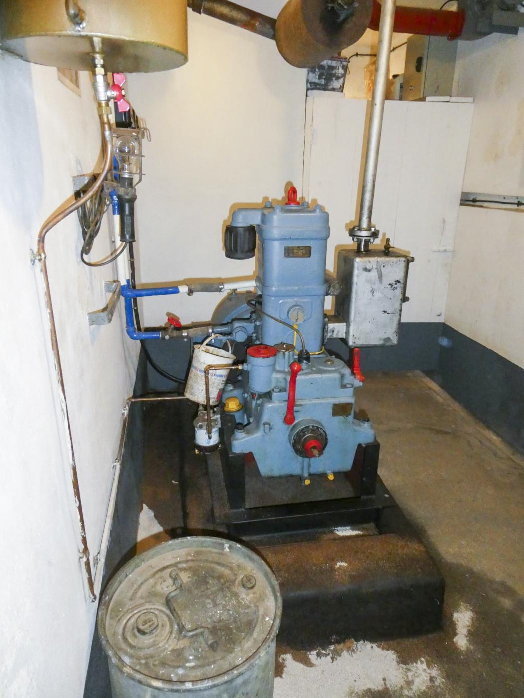 Ligne Maginot - CIMETIERE DU MONT DES BRUYERES - C2 - (Casemate d'infanterie - Simple) - Moteur CLM - ELLENA Daniel - CUNY Philippe