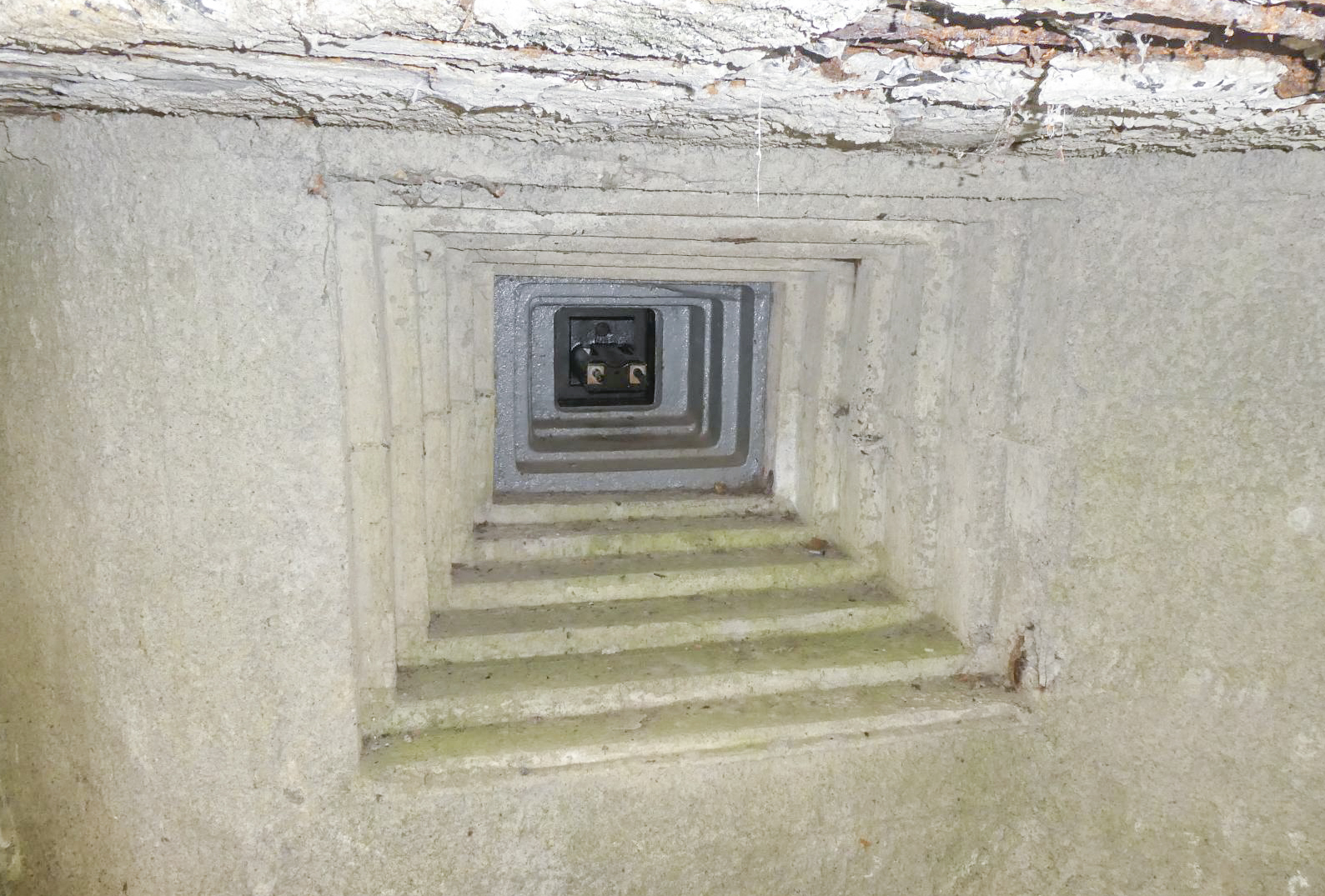 Ligne Maginot - CIMETIERE DU MONT DES BRUYERES - C2 - (Casemate d'infanterie - Simple) - Créneau pour jumelage de mitrailleuse - ELLENA Daniel - CUNY Philippe