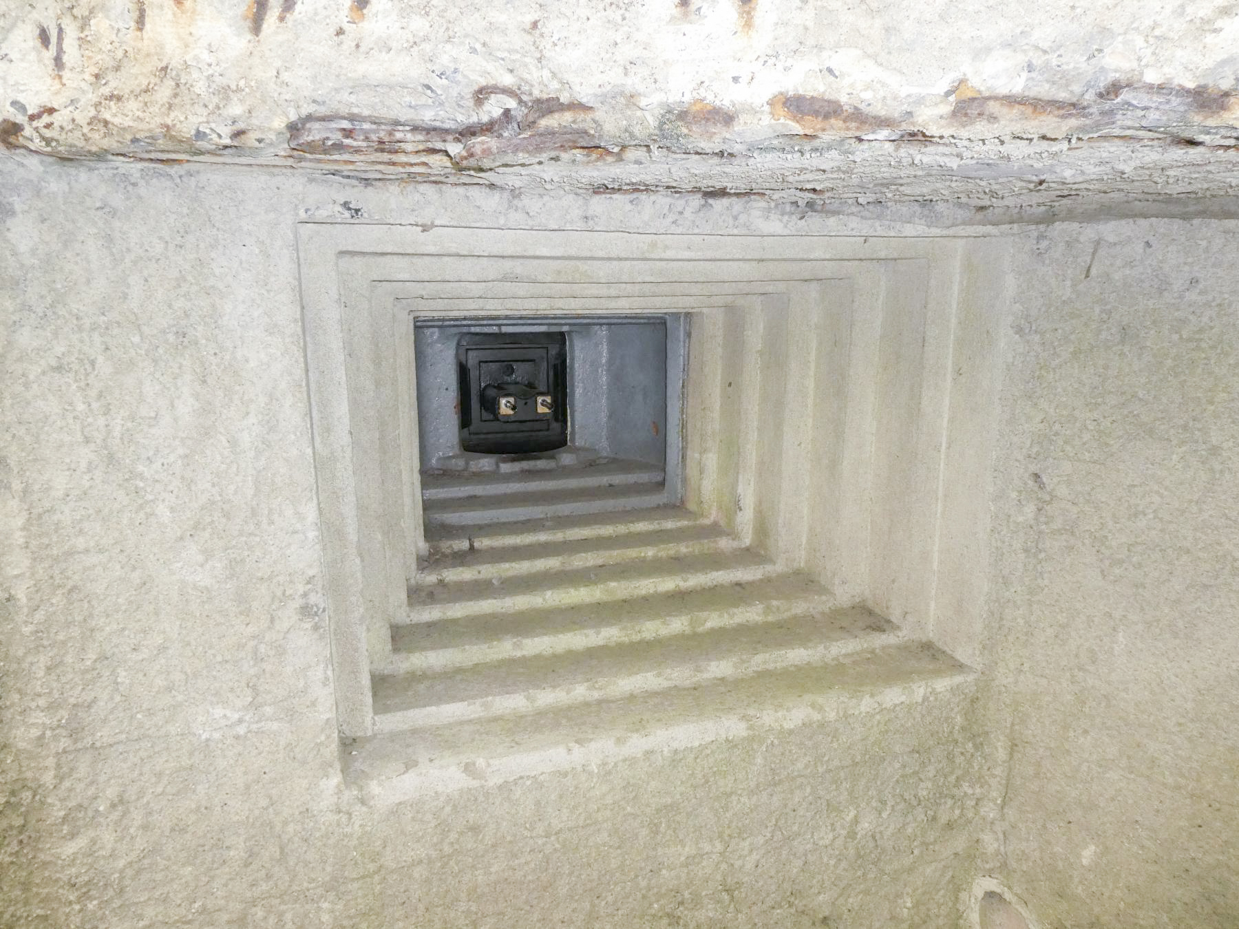 Ligne Maginot - CIMETIERE DU MONT DES BRUYERES - C2 - (Casemate d'infanterie - Simple) - Créneau pour jumelage de mitrailleuse et canon antichar de 47 mm - ELLENA Daniel - CUNY Philippe