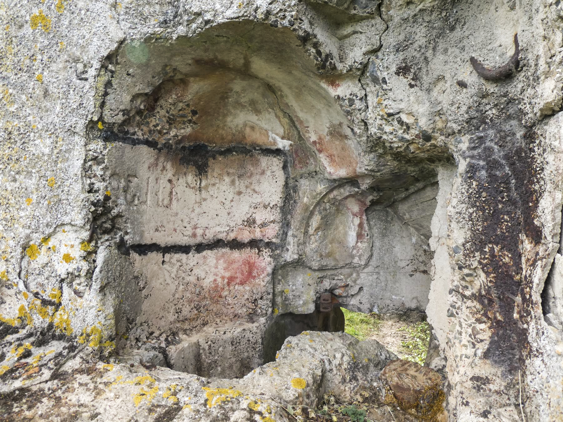 Ligne Maginot - CREVECOEUR - (Casemate d'infanterie - Double) - Emplacement du projecteur - ELLENA Daniel - CUNY Philippe