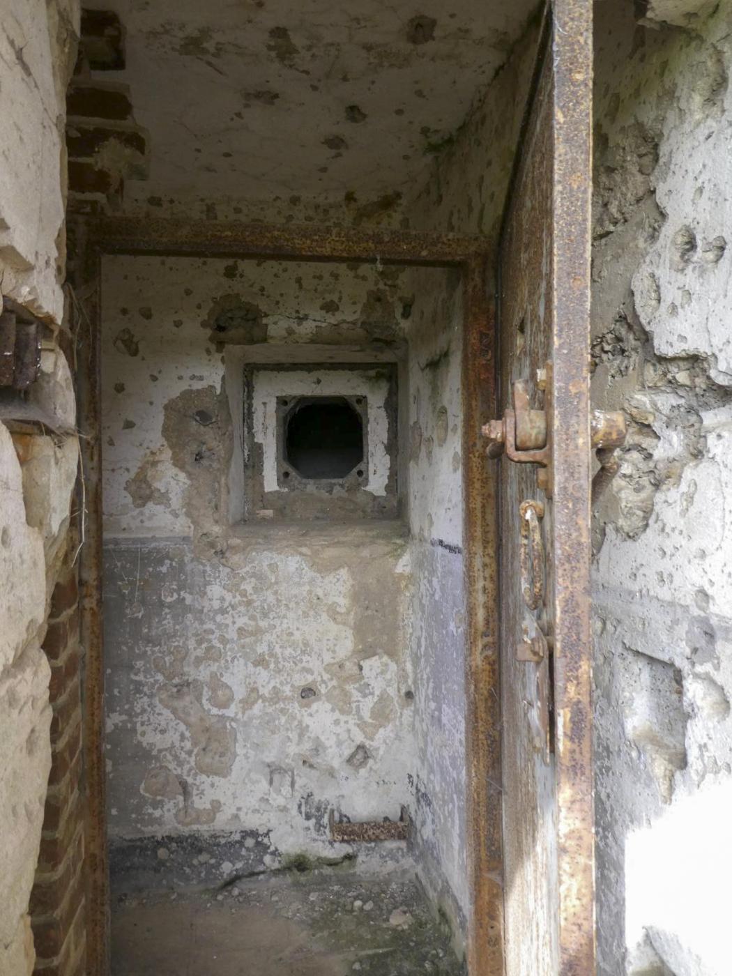 Ligne Maginot - CREVECOEUR - (Casemate d'infanterie - Double) - L'entrée - ELLENA Daniel - CUNY Philippe