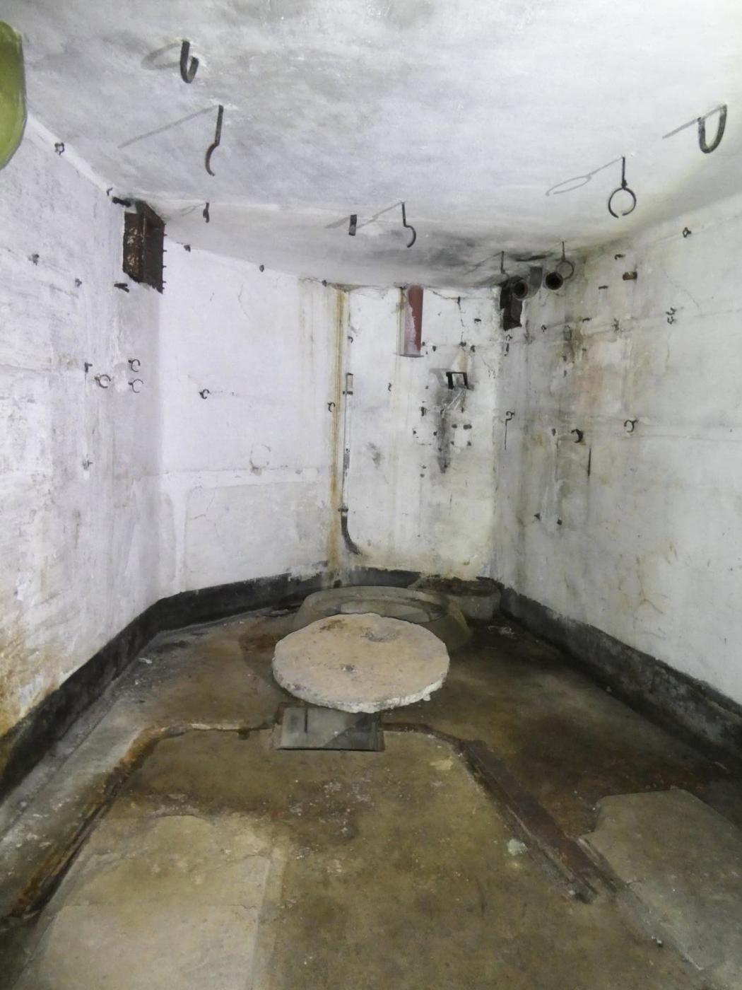 Ligne Maginot - CREVECOEUR - (Casemate d'infanterie - Double) - Le puits - ELLENA Daniel - CUNY Philippe