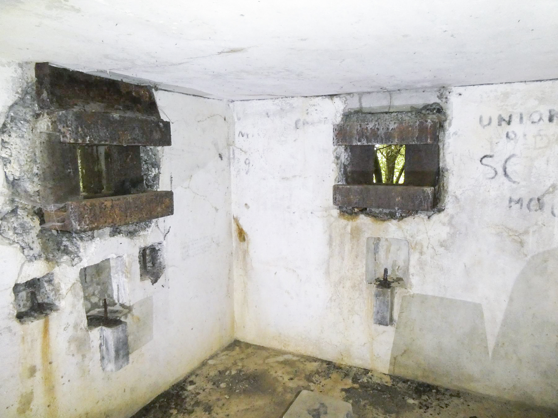 Ligne Maginot - L'ALOUETTE - (Blockhaus pour arme infanterie) - A gauche le créneau pour mitrailleuse - ELLENA Daniel - CUNY Philippe 