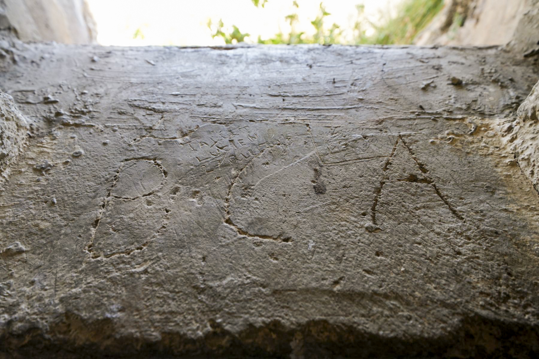 Ligne Maginot - CONCHETAS - CONQUET (OC) - (Ouvrage d'infanterie) - Bloc 6
Inscriptions gravées BCA et noms de soldats dans un des créneaux - duomaxw