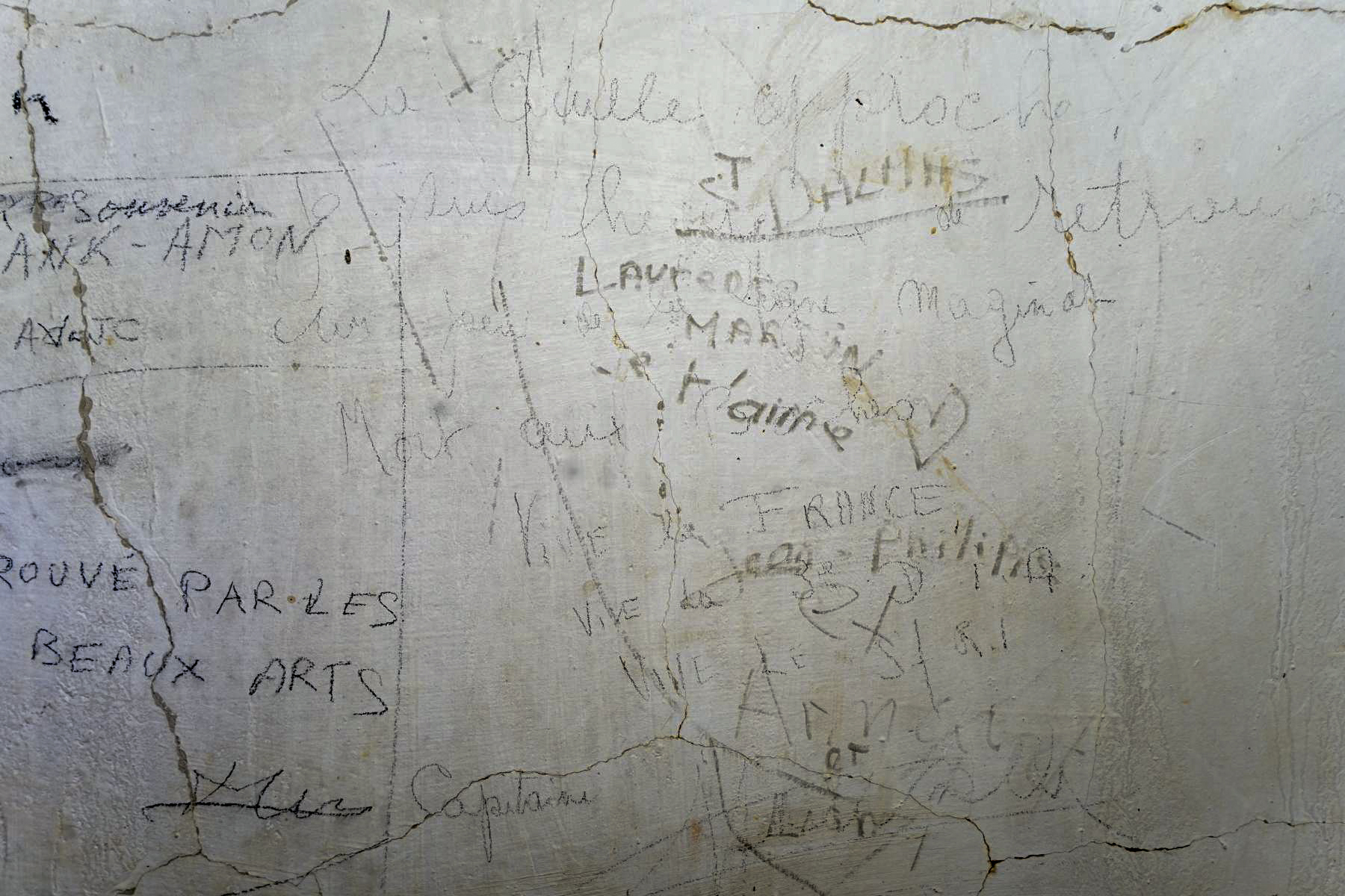 Ligne Maginot - CONCHETAS - CONQUET (OC) - (Ouvrage d'infanterie) - Bloc 6
Inscriptions:
La quille approche
Je suis heureux de retrouver un peu de la Ligne Maginot
Mort aux Boches
Vive la FRANCE
Vive la 3e D.I.A.
Vive le ?? R.I
Capitaine ????? - duomaxw