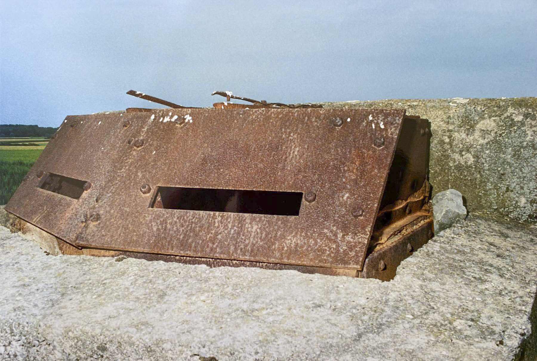 Ligne Maginot - B576 - FERME DU GARD - (Observatoire d'artillerie) - La guérite OD 90 encore en place
1998