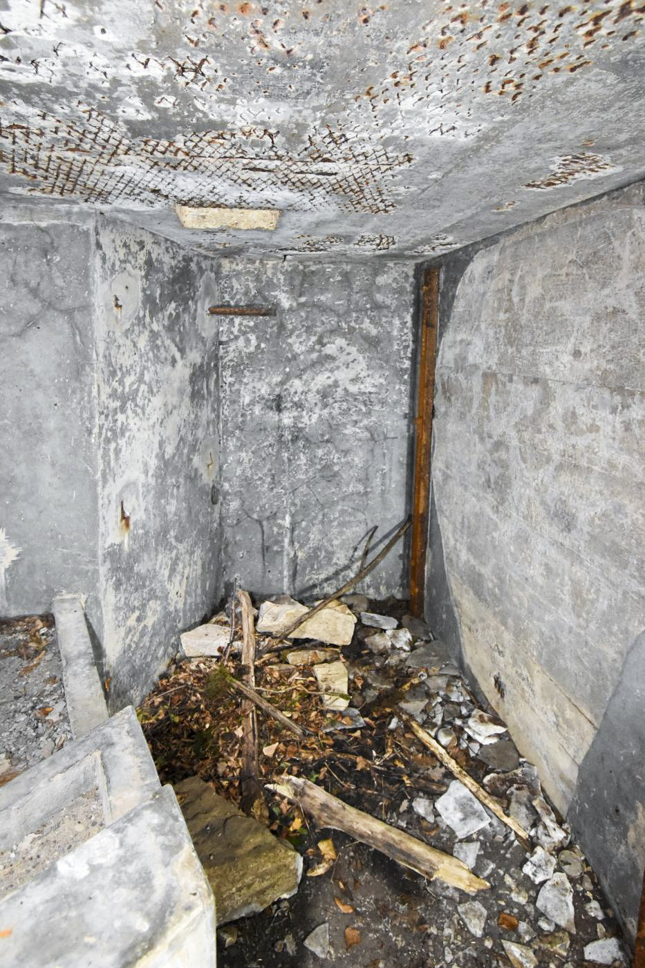 Ligne Maginot - PA DU CARREFOUR 248-4 - (Blockhaus pour arme infanterie) - Emplacement des deux lits superposés.
Au plafond une ouverture traversant la dalle.  - Daniel Froehly