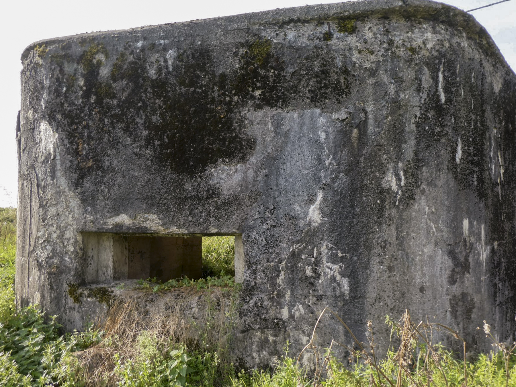 Ligne Maginot - B613 - LA PISSELOTTE - (Blockhaus pour canon) - Un des deux créneaux de mitrailleuse - ELLENA Daniel - CUNY Philippe