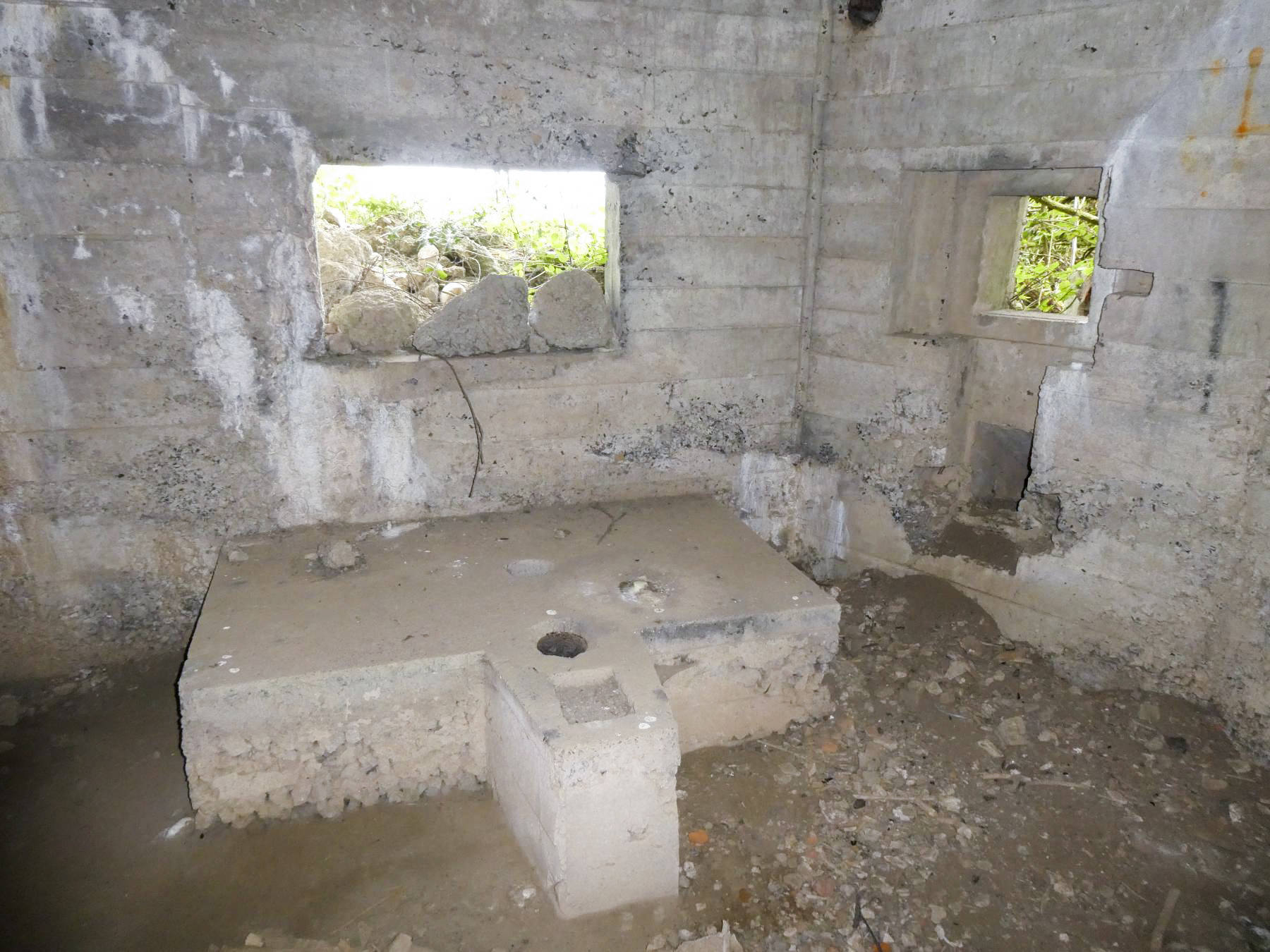 Ligne Maginot - A58 - JENLAIN OUEST - (Blockhaus lourd type STG / STG-FCR - Double) - Le créneau pour canon antichar et le créneau mitrailleuse à droite - ELLENA Daniel - CUNY Philippe