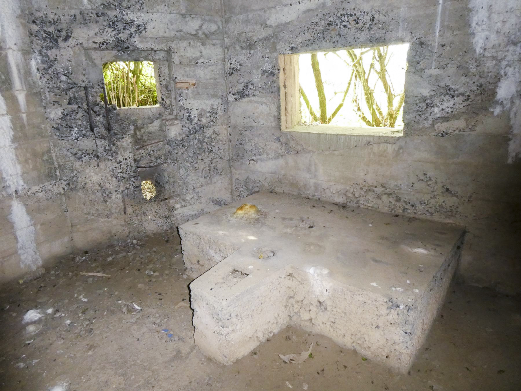 Ligne Maginot - A58 - JENLAIN OUEST - (Blockhaus lourd type STG / STG-FCR - Double) - Le créneau pour canon antichar et le créneau mitrailleuse à gauche, opposés - ELLENA Daniel - CUNY Philippe