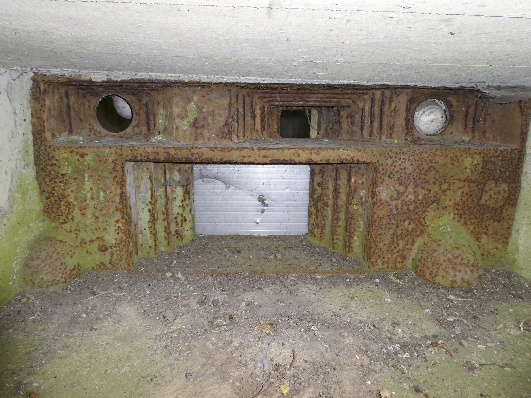 Ligne Maginot - LE CORBEAU - (Blockhaus pour canon) - Un des deux créneaux avec trémie Pamart-Lemaigre - ELLENA Daniel - CUNY Philippe