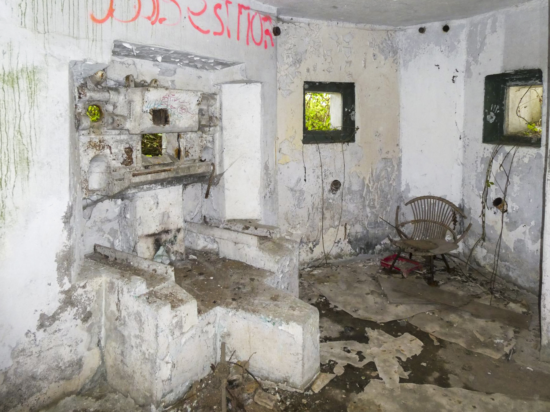 Ligne Maginot - LE CORBEAU - (Blockhaus pour canon) - Une des deux trémies Pamart-Lemaigre - ELLENA Daniel - CUNY Philippe