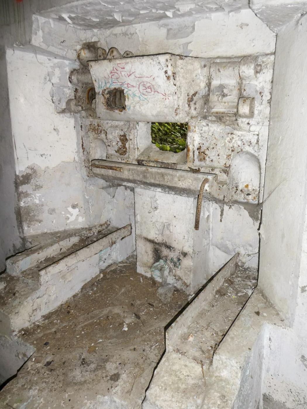 Ligne Maginot - LE CORBEAU - (Blockhaus pour canon) - Devant les gouttières pour supporter les roues du canon - ELLENA Daniel - CUNY Philippe