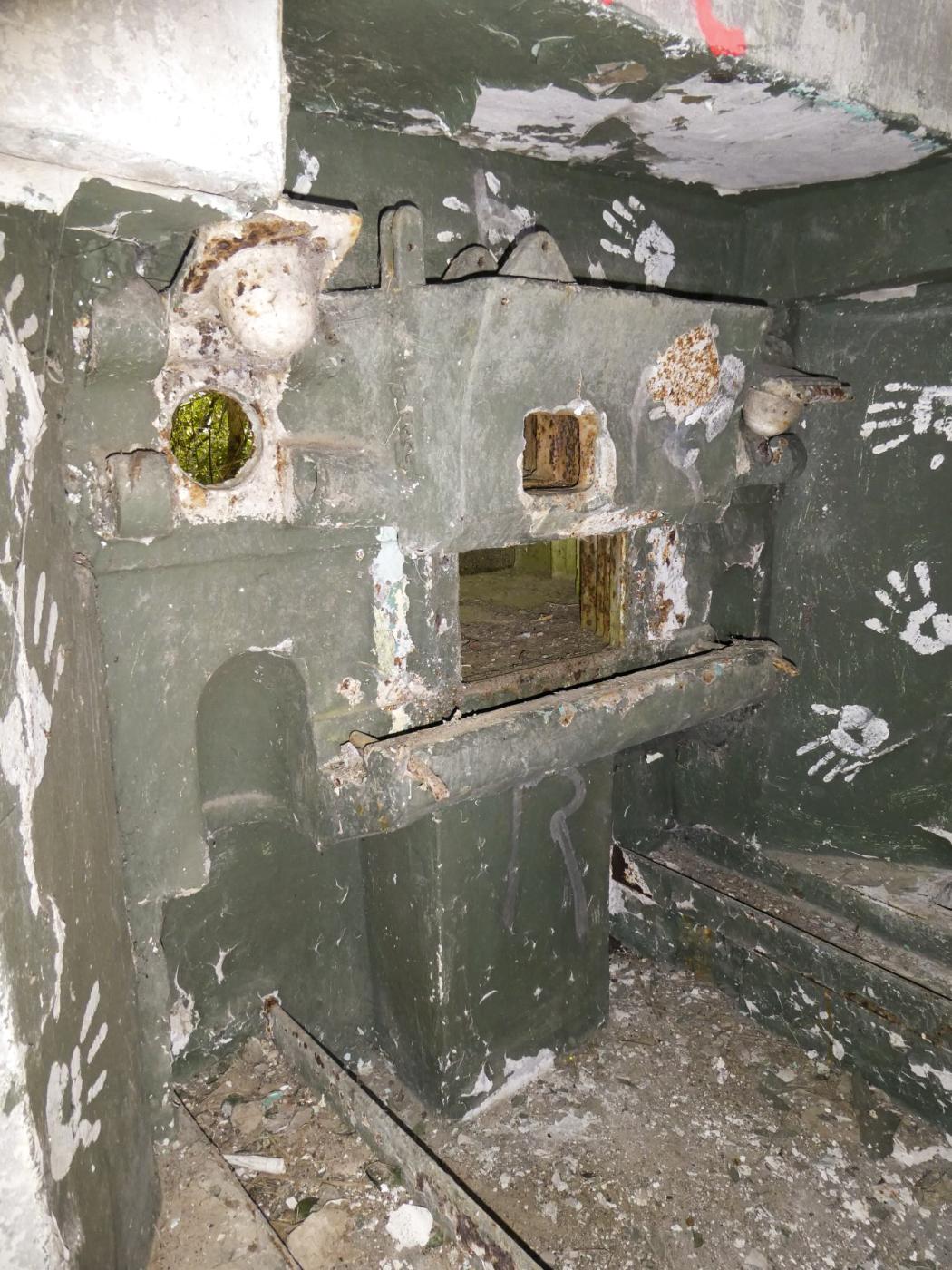 Ligne Maginot - LE CORBEAU - (Blockhaus pour canon) - La trémie opposée - ELLENA Daniel - CUNY Philippe