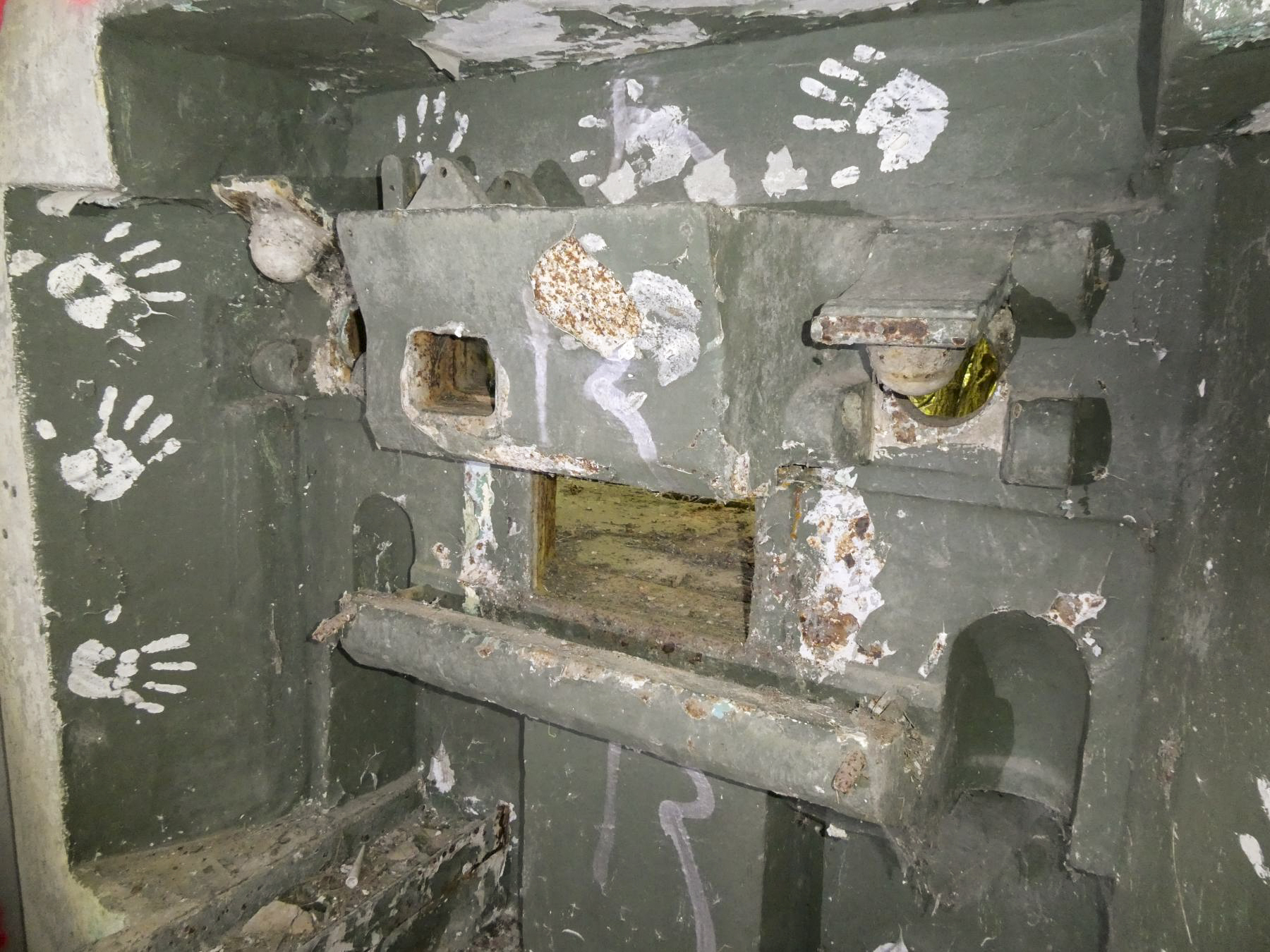 Ligne Maginot - LE CORBEAU - (Blockhaus pour canon) - La trémie opposée - ELLENA Daniel - CUNY Philippe