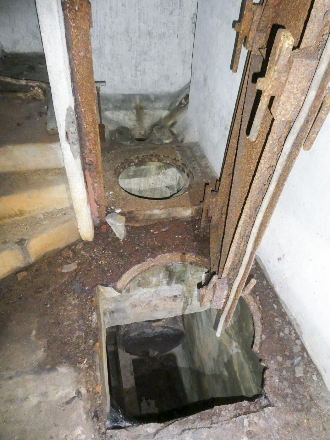 Ligne Maginot - MARLIERES - C4 - (Casemate d'infanterie - Simple) - Le wc avec dessous la fosse Asepta - ELLENA Daniel - CUNY Philippe